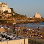 Sperlonga: cosa vedere tra borgo bianco, Villa di Tiberio e spiagge più belle Spiaggia_di_Sperlonga_1